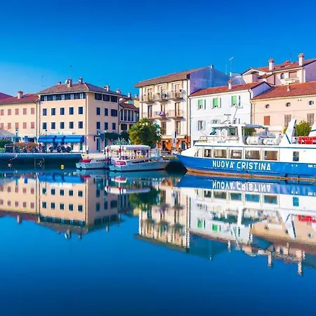 Stunning Flat Near The דירה